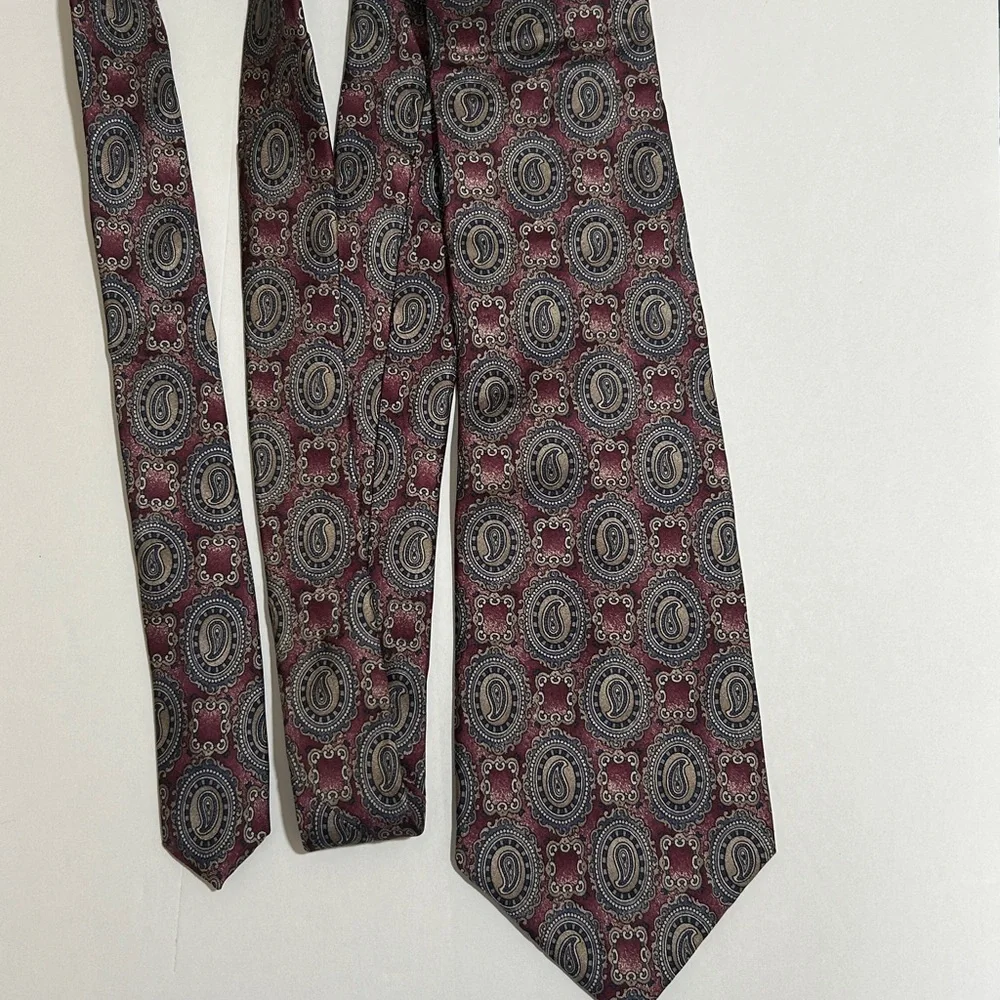 Johnny Carson vintage Elegant Paisley and Geometric Patterned Ties. Set of 2. - Picture 10 of 10